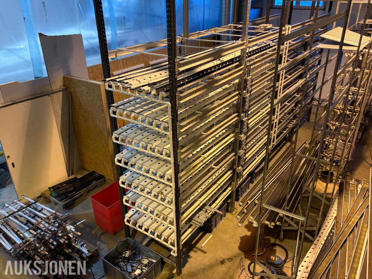 2024 Komplett hydroponisk dyrkingsanlegg med pakkelinje – LED, reoler og vanningssystem