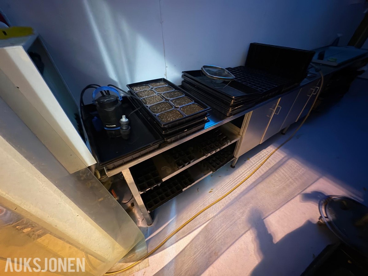 2024 Komplett hydroponisk dyrkingsanlegg med pakkelinje – LED, reoler og vanningssystem