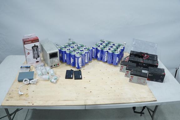 Parti med Maxwell BCAP3000 superkondensatorer, batterier, ladere og labstrømforsyning