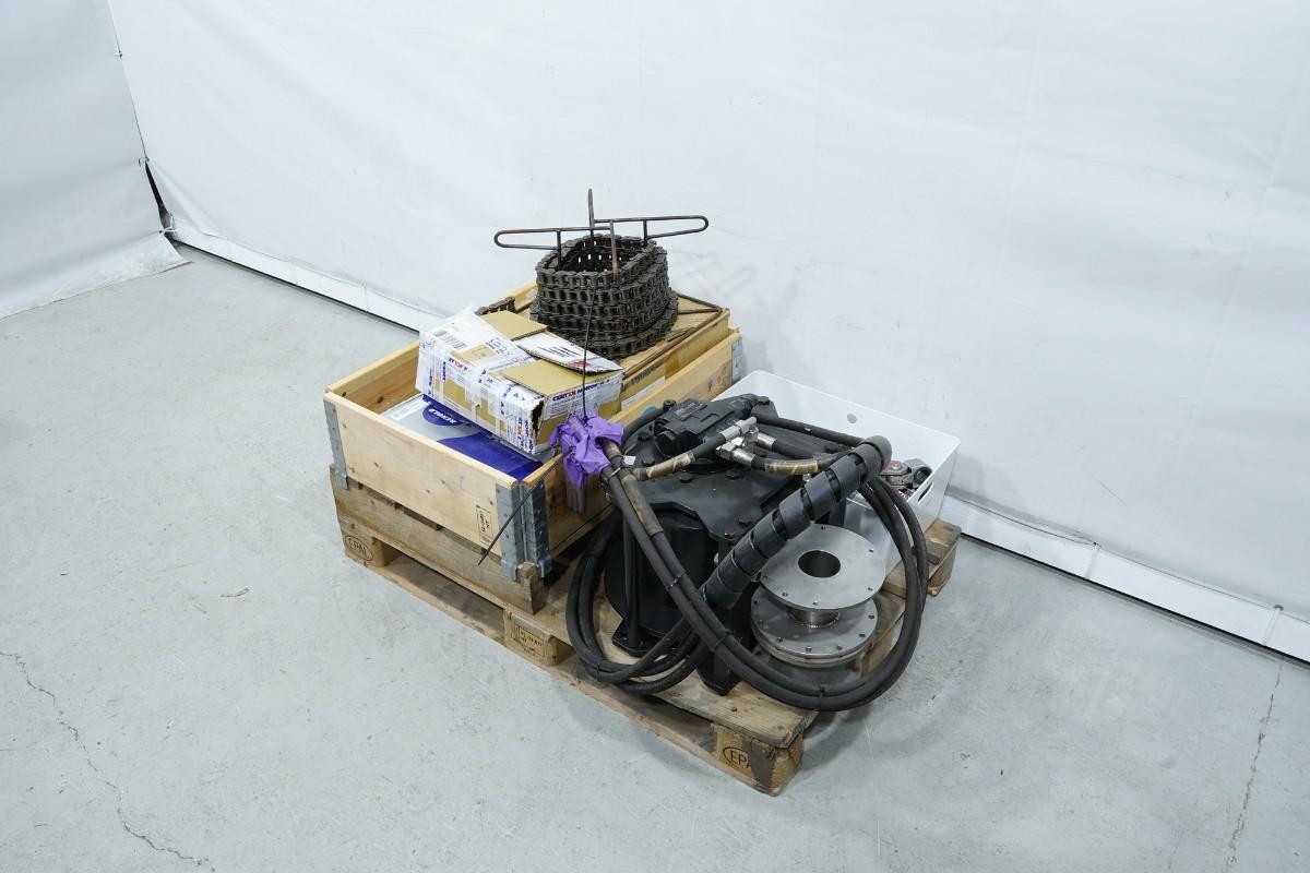 Parti med hydraulisk vinsj, Henriksen HTH 2.5, rullekjeder og industrideler
