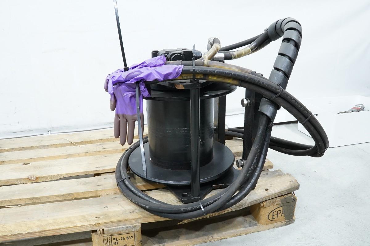 Parti med hydraulisk vinsj, Henriksen HTH 2.5, rullekjeder og industrideler