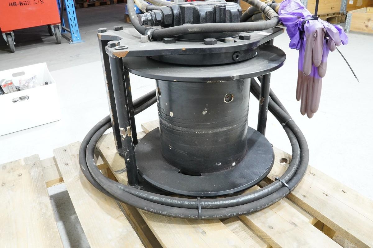 Parti med hydraulisk vinsj, Henriksen HTH 2.5, rullekjeder og industrideler
