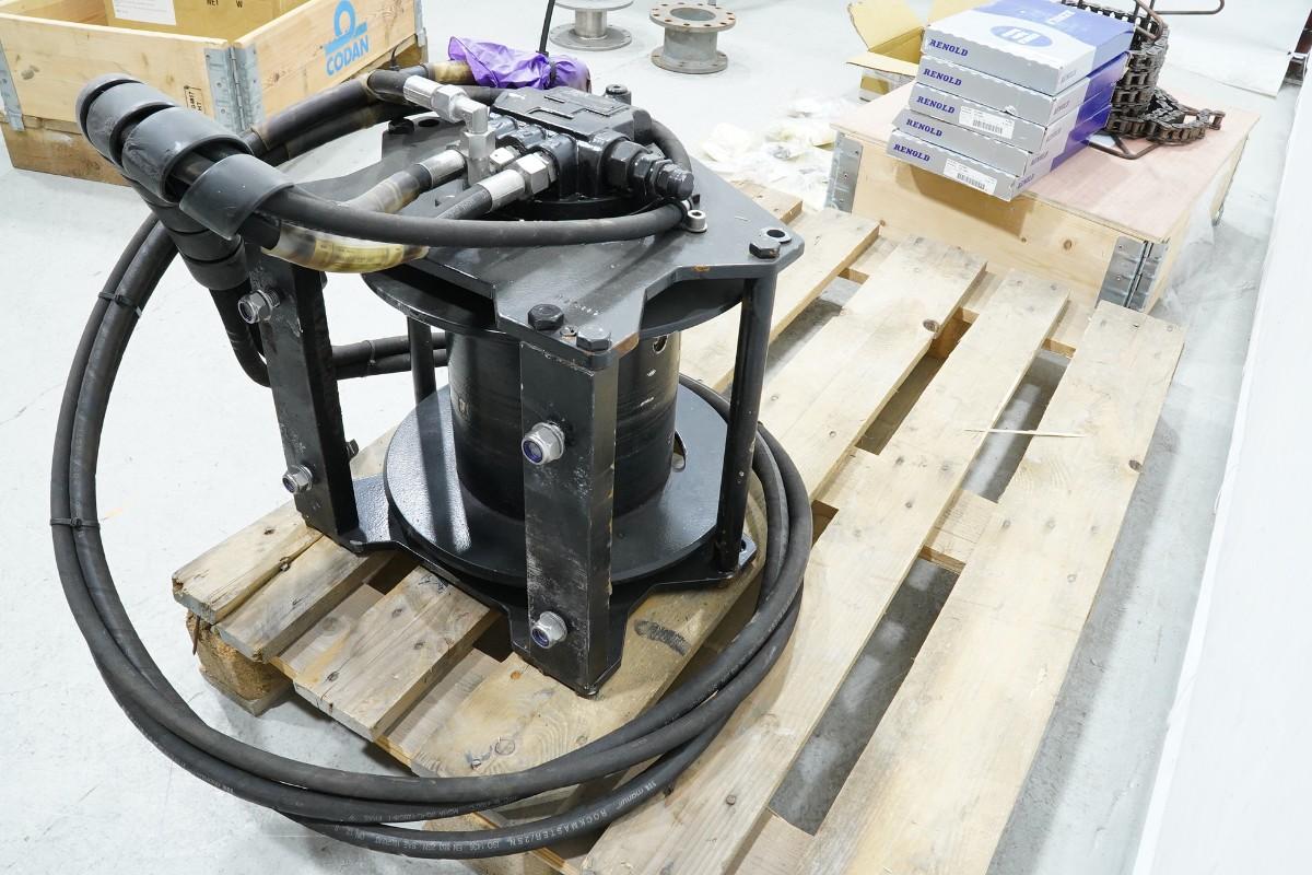 Parti med hydraulisk vinsj, Henriksen HTH 2.5, rullekjeder og industrideler