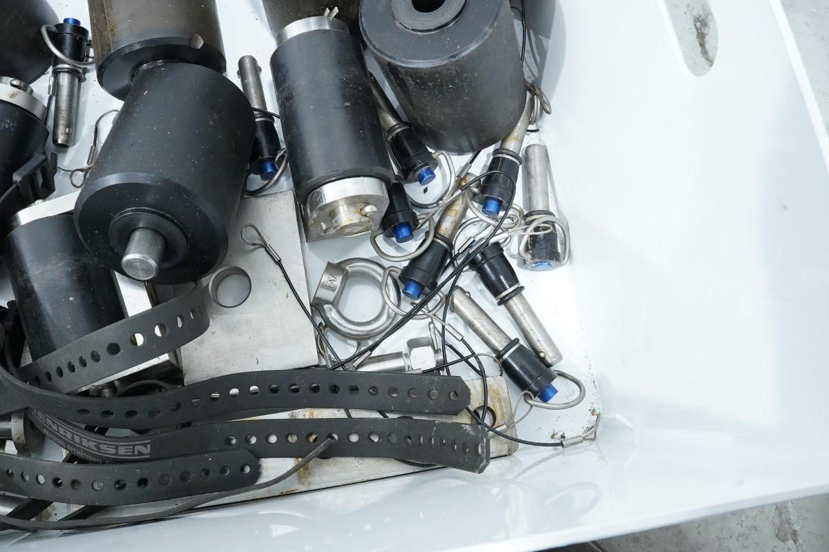 Parti med hydraulisk vinsj, Henriksen HTH 2.5, rullekjeder og industrideler