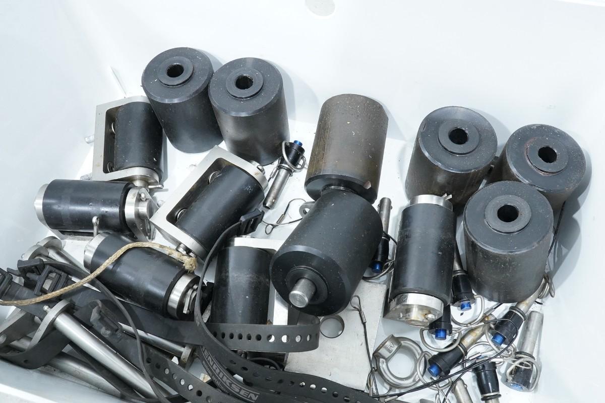 Parti med hydraulisk vinsj, Henriksen HTH 2.5, rullekjeder og industrideler