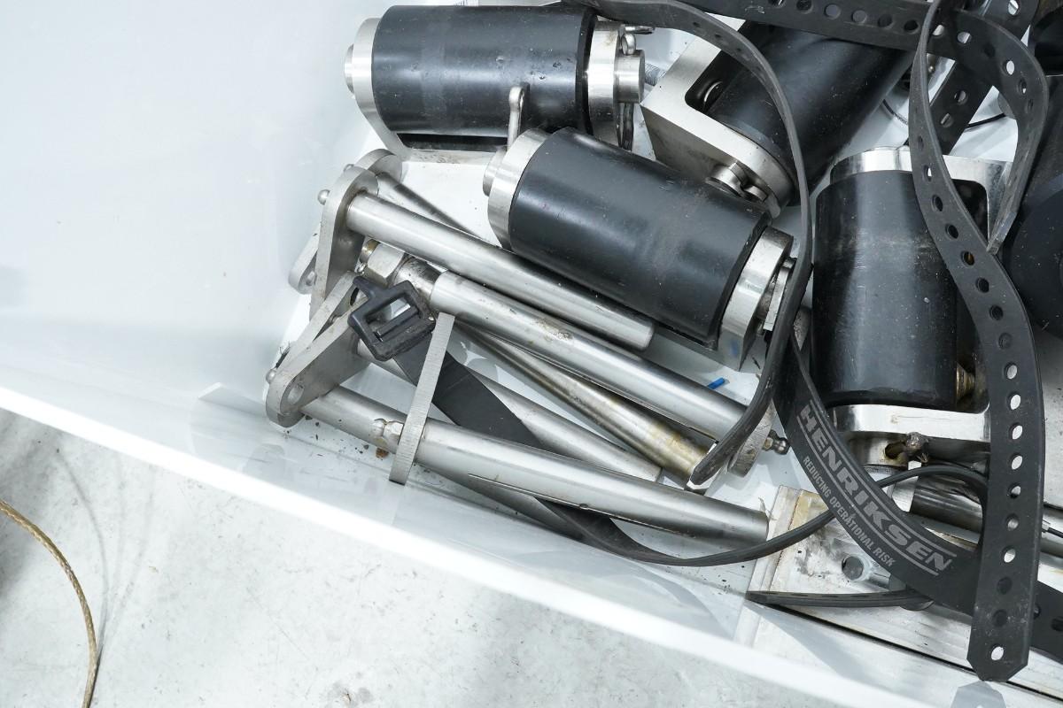 Parti med hydraulisk vinsj, Henriksen HTH 2.5, rullekjeder og industrideler