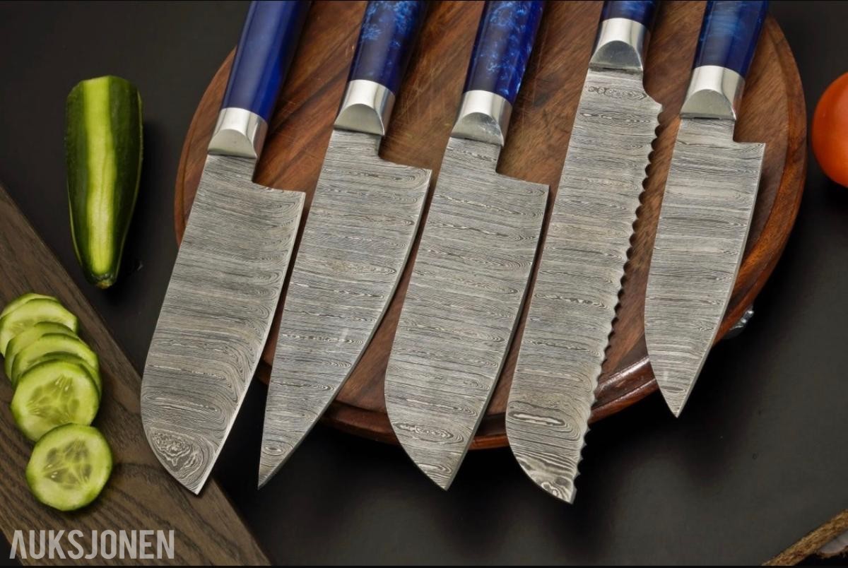 Håndlaget kjøkkenknivsett – 5 kniver Damaskus stål med lærmappe