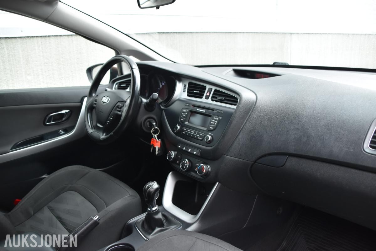 2013 Kia Ceed 1.4 Bensin Stv takboks s+v dekk