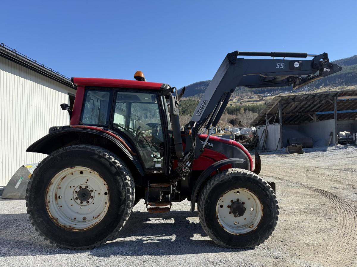 2012 Valtra N121 traktor - frontlaster - rep.objekt