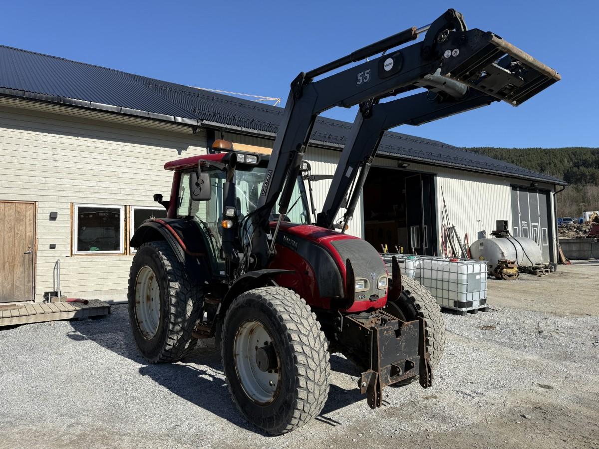 2012 Valtra N121 traktor - frontlaster - rep.objekt