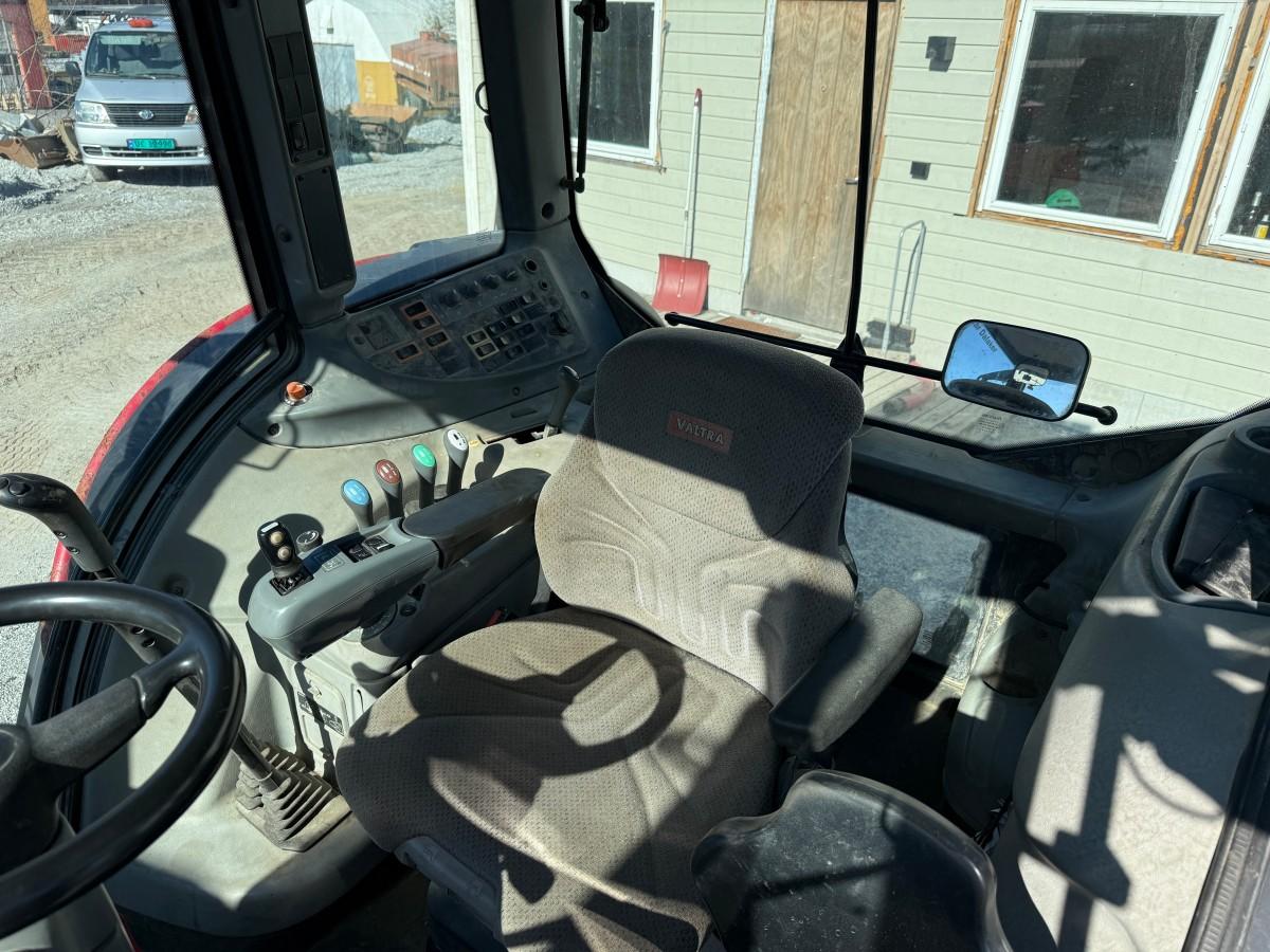 2012 Valtra N121 traktor - frontlaster - rep.objekt