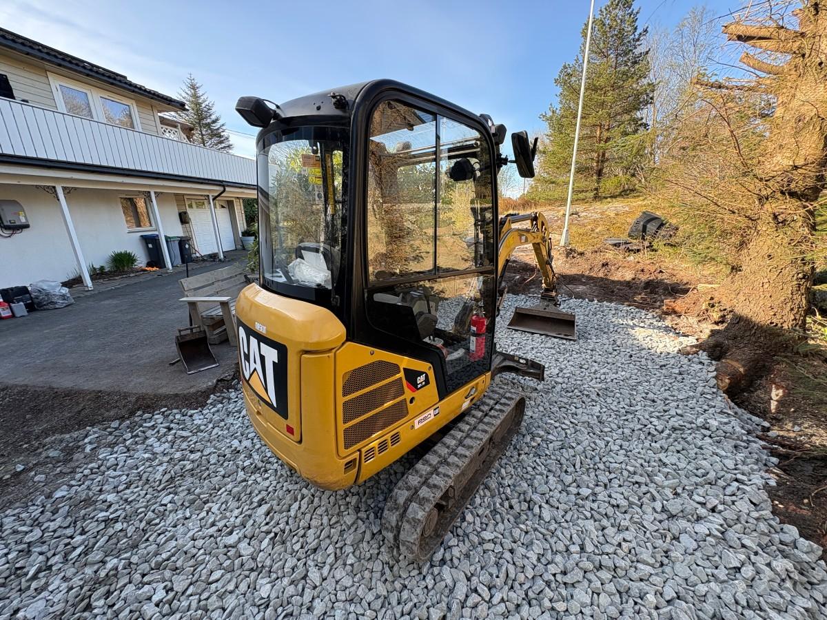 2018 Cat 301.7D minigraver med maskinhenger, pigghammer og 3 skuffer