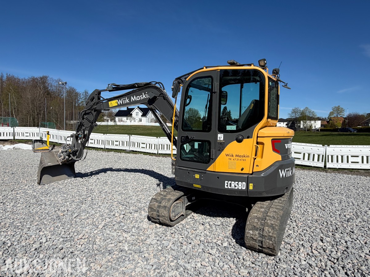 2018 Volvo ECR58D kort hekk minigraver - Engcon tiltrotator - Skjær - SMP 210L Pusseskuff - Tannskuffe - Smalskuff