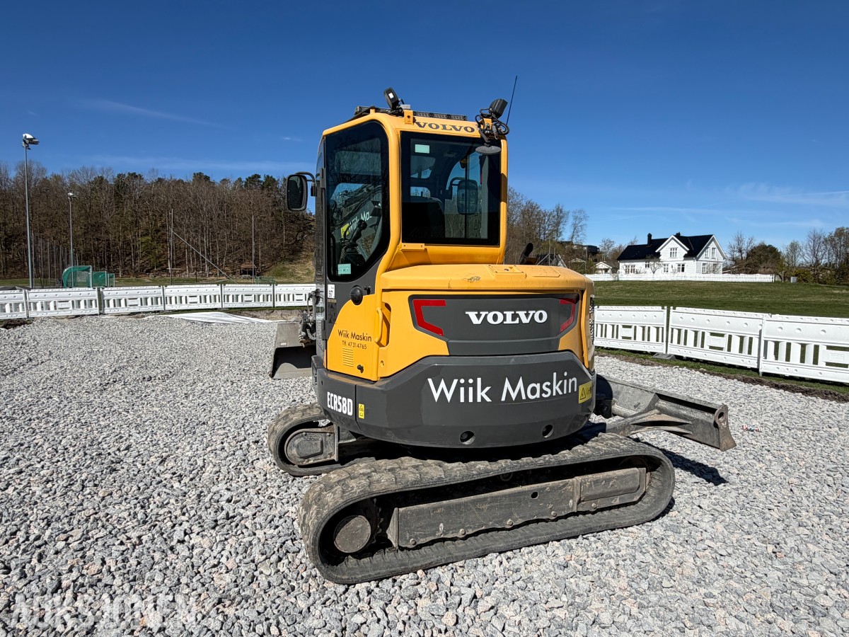 2018 Volvo ECR58D kort hekk minigraver - Engcon tiltrotator - Skjær - SMP 210L Pusseskuff - Tannskuffe - Smalskuff