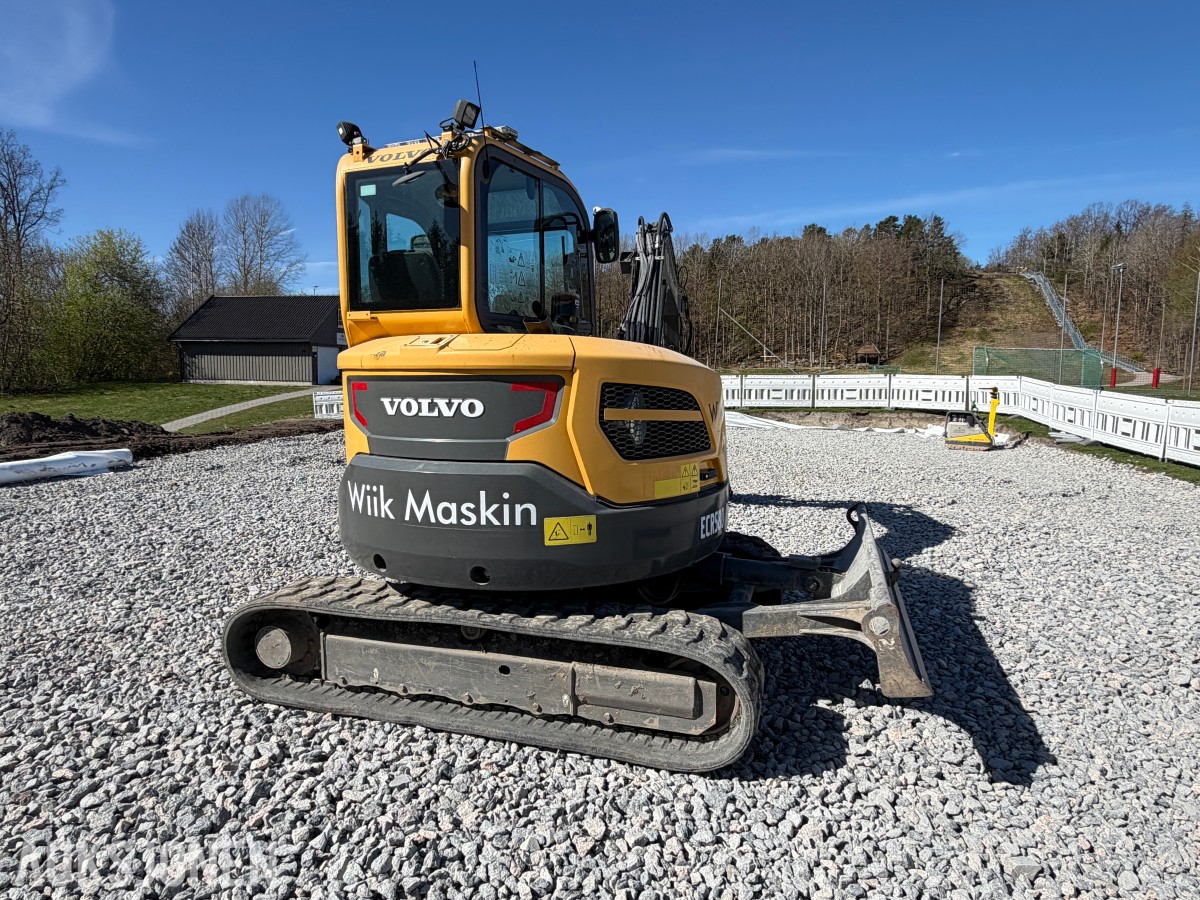 2018 Volvo ECR58D kort hekk minigraver - Engcon tiltrotator - Skjær - SMP 210L Pusseskuff - Tannskuffe - Smalskuff
