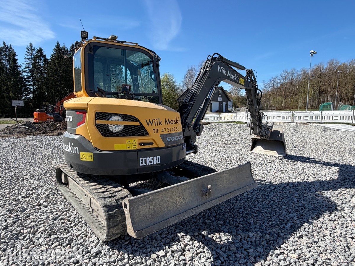 2018 Volvo ECR58D kort hekk minigraver - Engcon tiltrotator - Skjær - SMP 210L Pusseskuff - Tannskuffe - Smalskuff