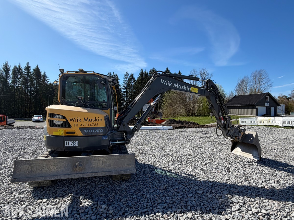 2018 Volvo ECR58D kort hekk minigraver - Engcon tiltrotator - Skjær - SMP 210L Pusseskuff - Tannskuffe - Smalskuff