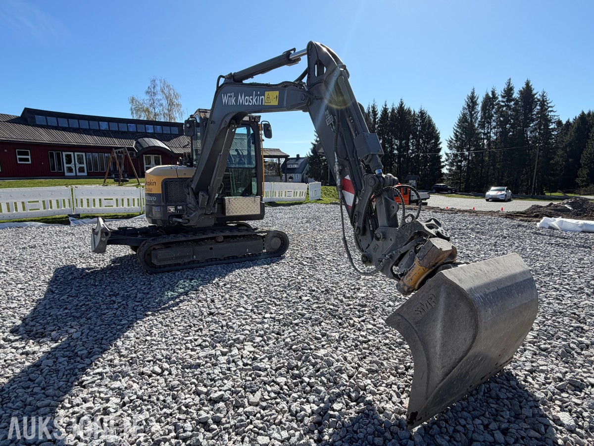 2018 Volvo ECR58D kort hekk minigraver - Engcon tiltrotator - Skjær - SMP 210L Pusseskuff - Tannskuffe - Smalskuff