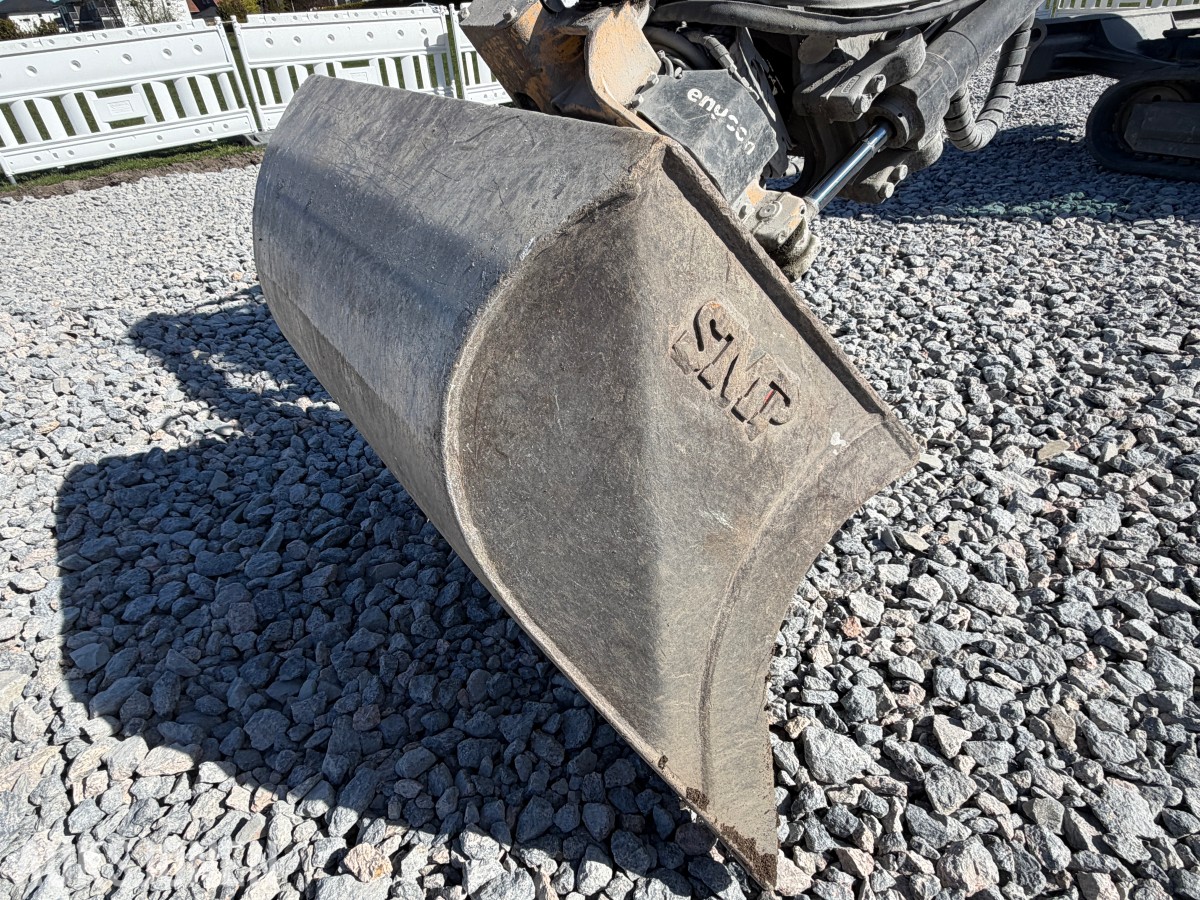 2018 Volvo ECR58D kort hekk minigraver - Engcon tiltrotator - Skjær - SMP 210L Pusseskuff - Tannskuffe - Smalskuff