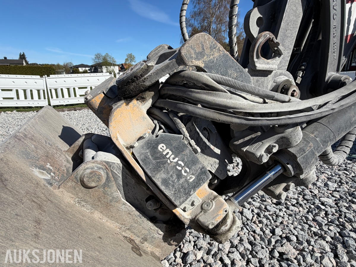 2018 Volvo ECR58D kort hekk minigraver - Engcon tiltrotator - Skjær - SMP 210L Pusseskuff - Tannskuffe - Smalskuff