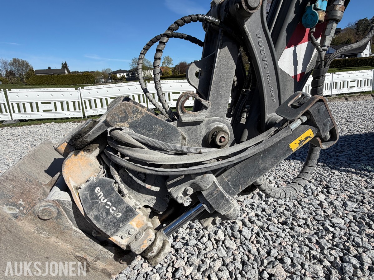 2018 Volvo ECR58D kort hekk minigraver - Engcon tiltrotator - Skjær - SMP 210L Pusseskuff - Tannskuffe - Smalskuff