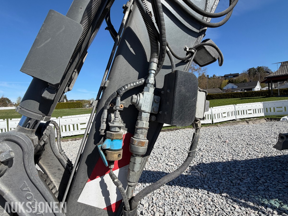 2018 Volvo ECR58D kort hekk minigraver - Engcon tiltrotator - Skjær - SMP 210L Pusseskuff - Tannskuffe - Smalskuff