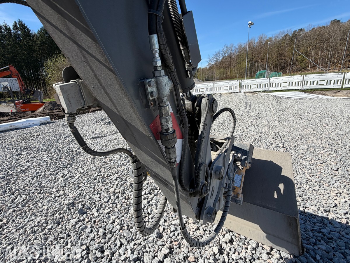 2018 Volvo ECR58D kort hekk minigraver - Engcon tiltrotator - Skjær - SMP 210L Pusseskuff - Tannskuffe - Smalskuff