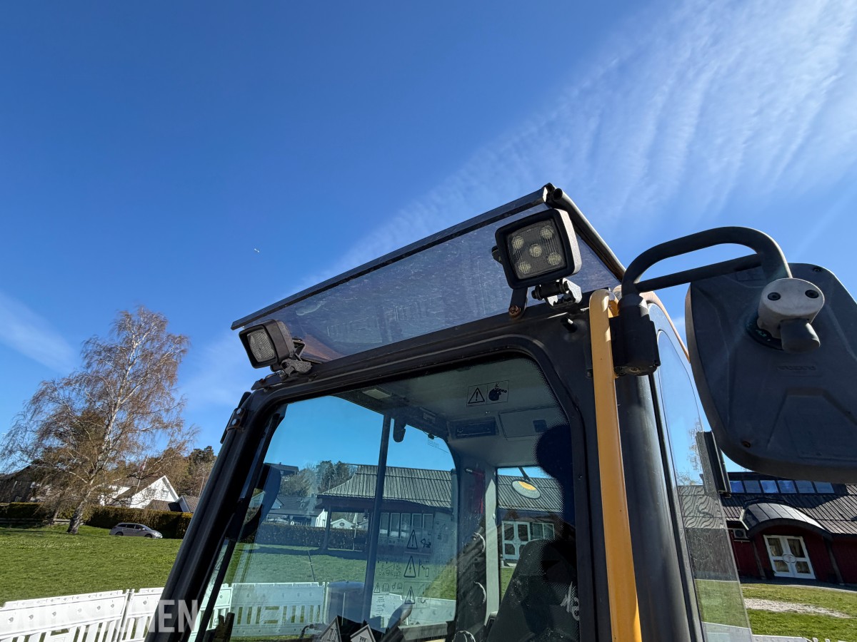 2018 Volvo ECR58D kort hekk minigraver - Engcon tiltrotator - Skjær - SMP 210L Pusseskuff - Tannskuffe - Smalskuff