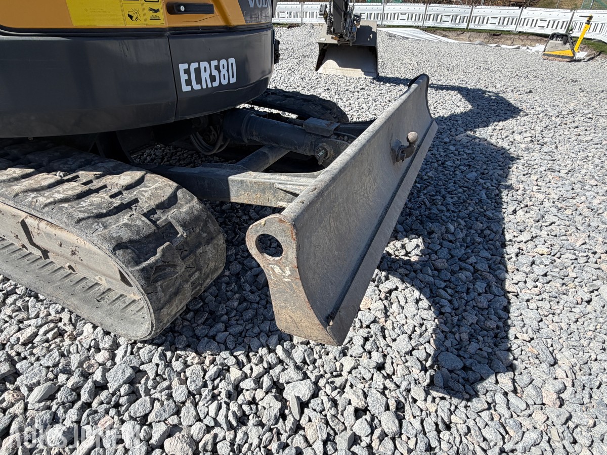 2018 Volvo ECR58D kort hekk minigraver - Engcon tiltrotator - Skjær - SMP 210L Pusseskuff - Tannskuffe - Smalskuff