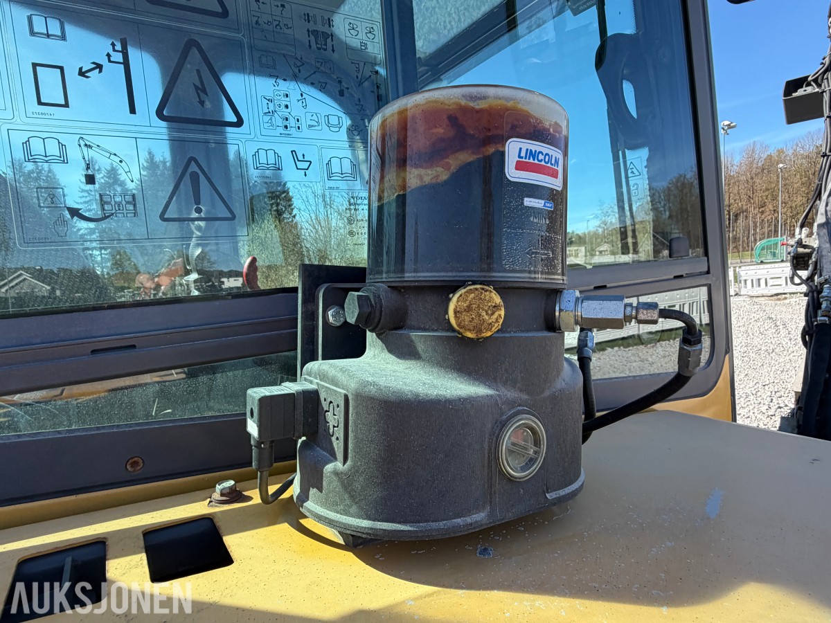 2018 Volvo ECR58D kort hekk minigraver - Engcon tiltrotator - Skjær - SMP 210L Pusseskuff - Tannskuffe - Smalskuff