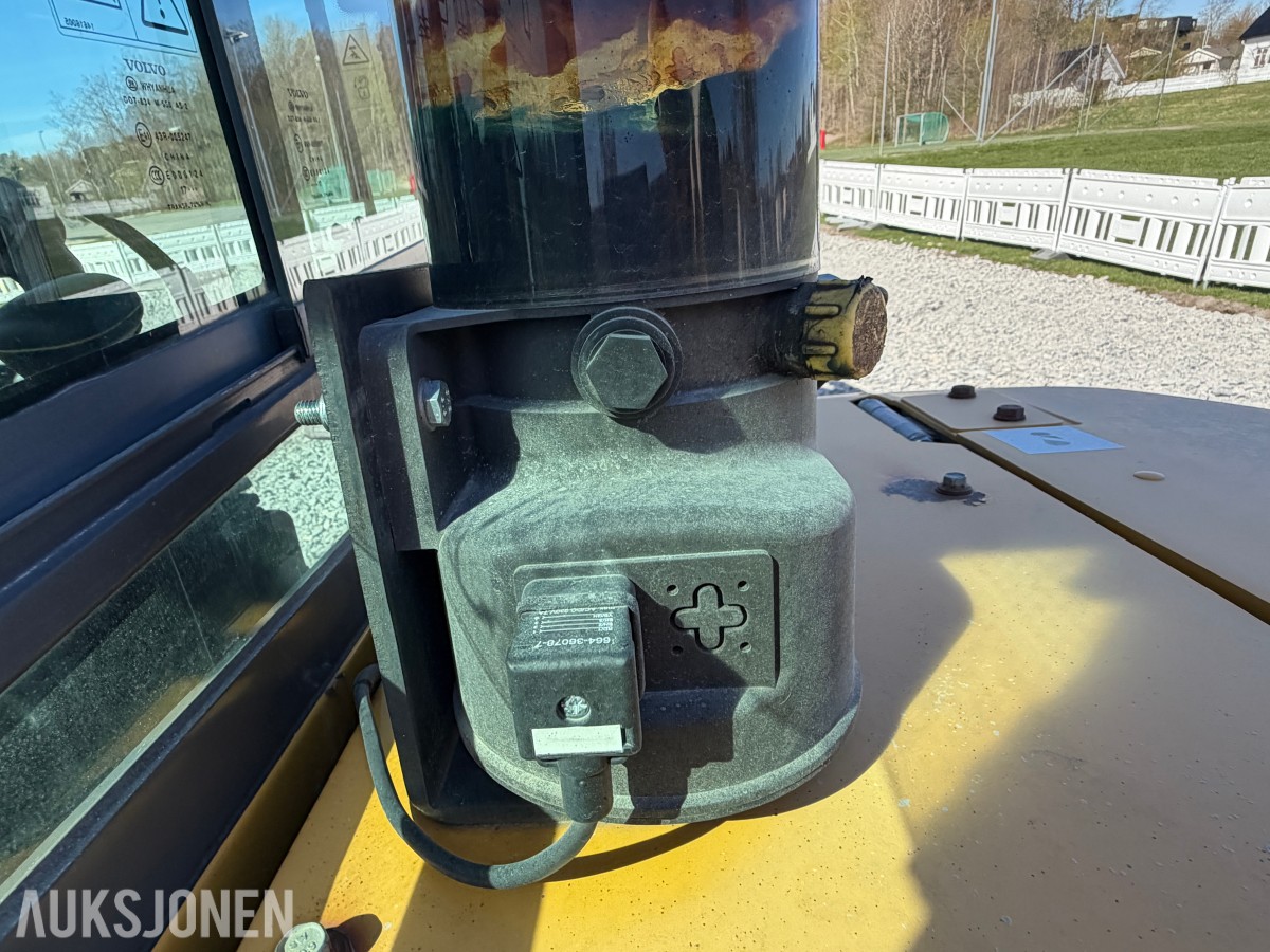 2018 Volvo ECR58D kort hekk minigraver - Engcon tiltrotator - Skjær - SMP 210L Pusseskuff - Tannskuffe - Smalskuff