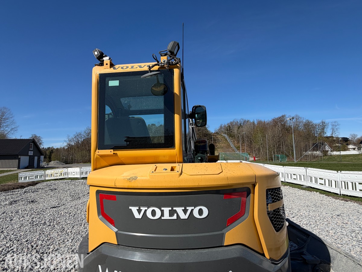 2018 Volvo ECR58D kort hekk minigraver - Engcon tiltrotator - Skjær - SMP 210L Pusseskuff - Tannskuffe - Smalskuff
