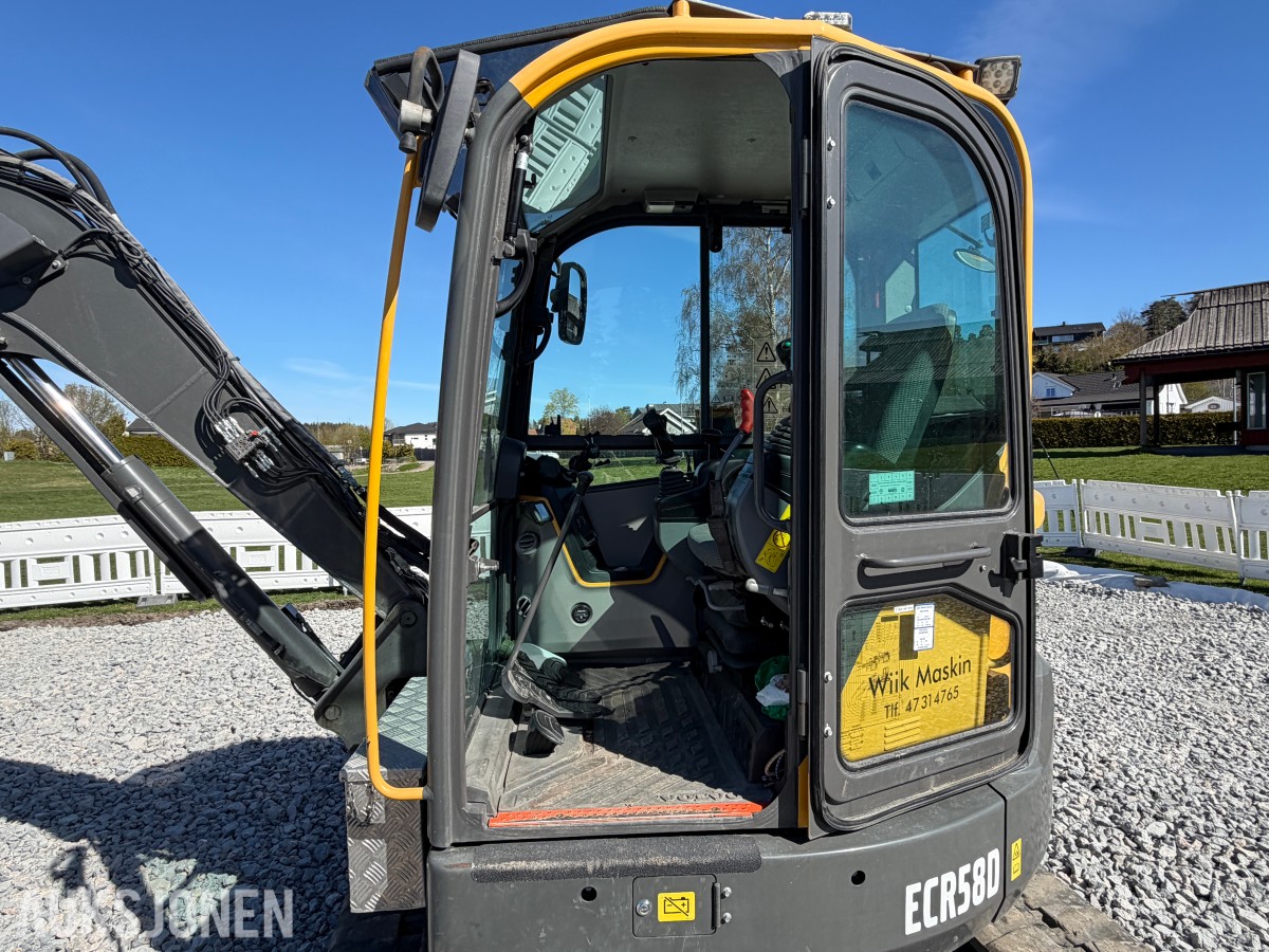 2018 Volvo ECR58D kort hekk minigraver - Engcon tiltrotator - Skjær - SMP 210L Pusseskuff - Tannskuffe - Smalskuff
