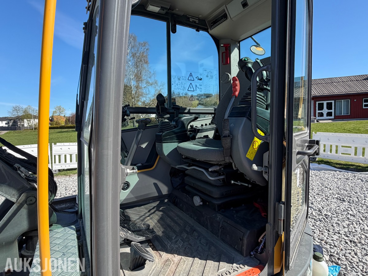 2018 Volvo ECR58D kort hekk minigraver - Engcon tiltrotator - Skjær - SMP 210L Pusseskuff - Tannskuffe - Smalskuff