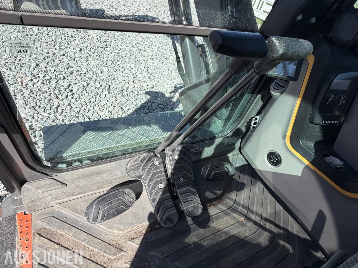 2018 Volvo ECR58D kort hekk minigraver - Engcon tiltrotator - Skjær - SMP 210L Pusseskuff - Tannskuffe - Smalskuff