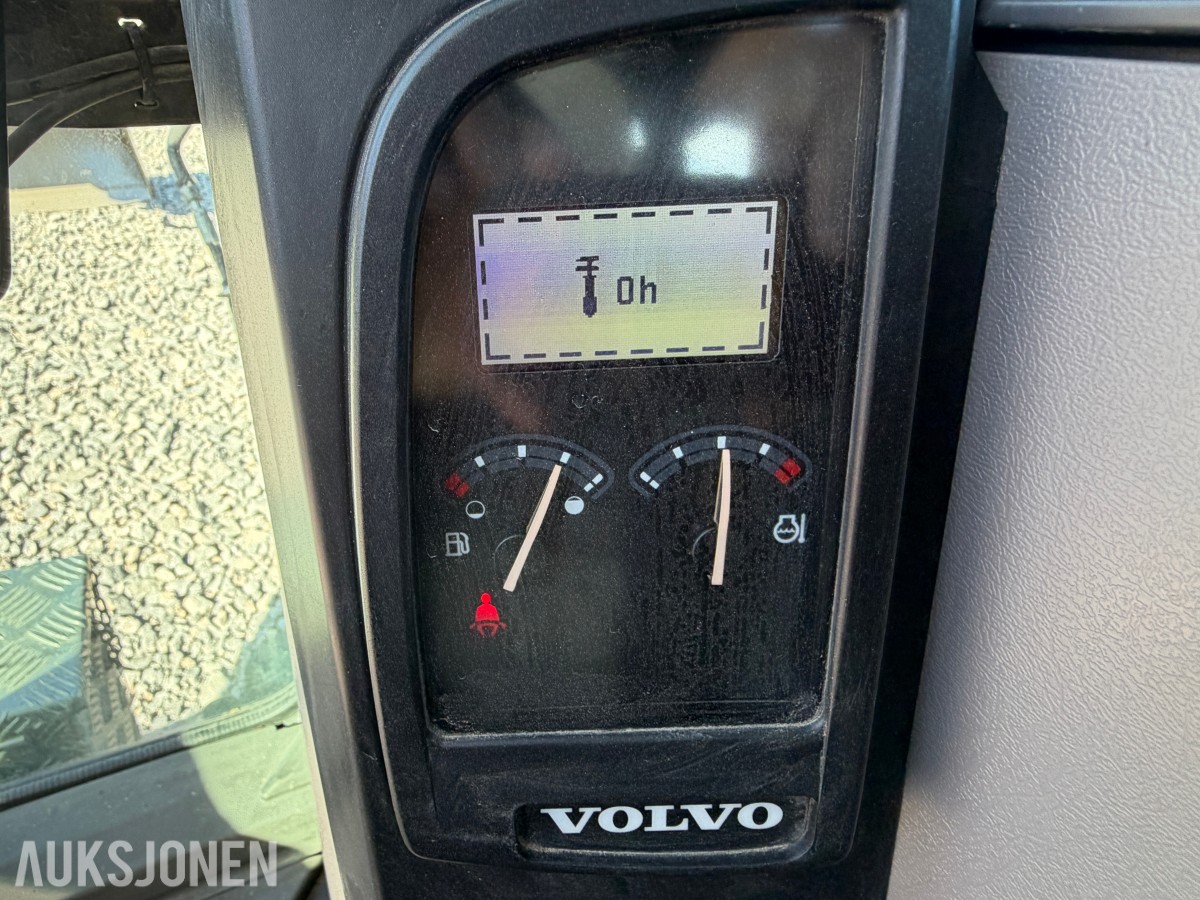 2018 Volvo ECR58D kort hekk minigraver - Engcon tiltrotator - Skjær - SMP 210L Pusseskuff - Tannskuffe - Smalskuff