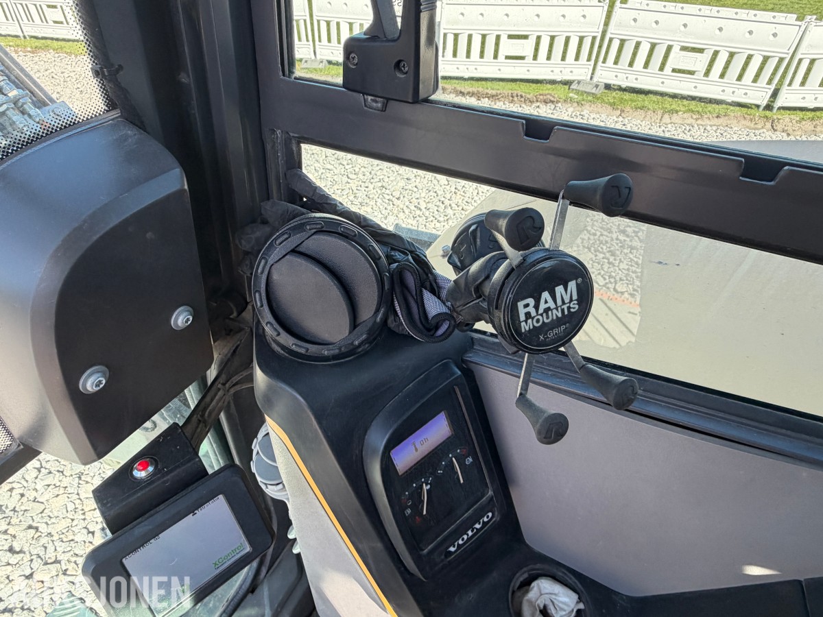 2018 Volvo ECR58D kort hekk minigraver - Engcon tiltrotator - Skjær - SMP 210L Pusseskuff - Tannskuffe - Smalskuff