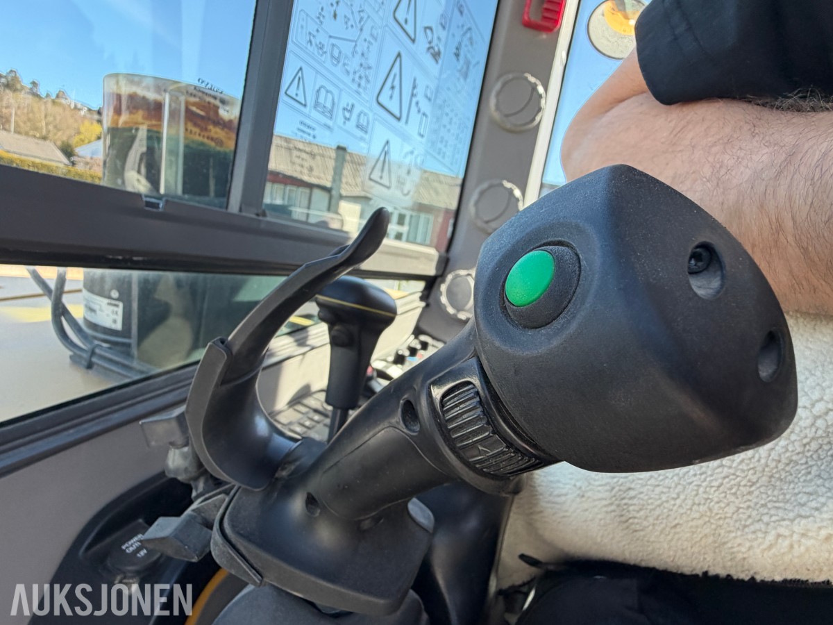 2018 Volvo ECR58D kort hekk minigraver - Engcon tiltrotator - Skjær - SMP 210L Pusseskuff - Tannskuffe - Smalskuff