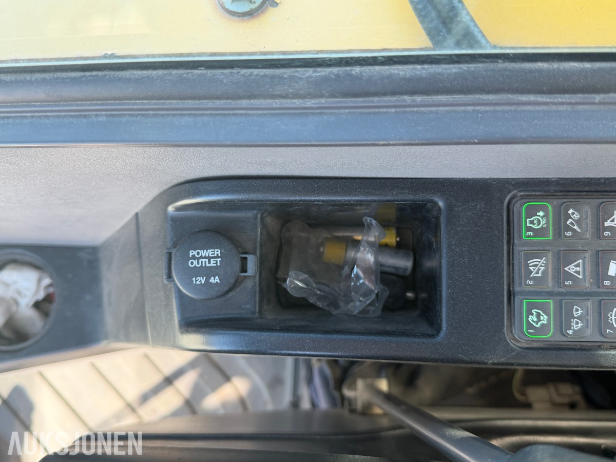 2018 Volvo ECR58D kort hekk minigraver - Engcon tiltrotator - Skjær - SMP 210L Pusseskuff - Tannskuffe - Smalskuff