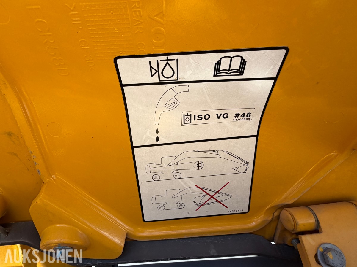 2018 Volvo ECR58D kort hekk minigraver - Engcon tiltrotator - Skjær - SMP 210L Pusseskuff - Tannskuffe - Smalskuff