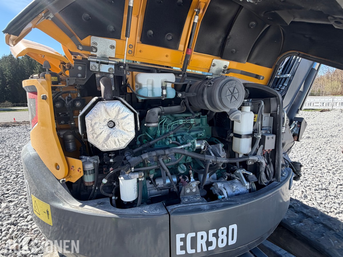 2018 Volvo ECR58D kort hekk minigraver - Engcon tiltrotator - Skjær - SMP 210L Pusseskuff - Tannskuffe - Smalskuff