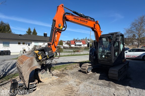 2023 Hitachi ZX85US-6 beltegraver - Engcon tiltrotator med EC-Oil - Pusseskuff - Smalskuff - 8 730 kg - dozerblad