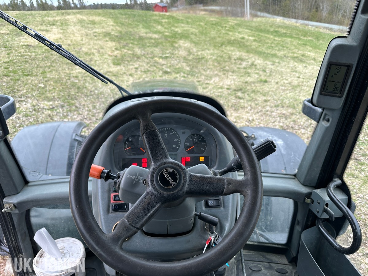 2012 Valtra T213 TRAKTOR – 2012 – 212 HK – VERSU – POWERSHIFT