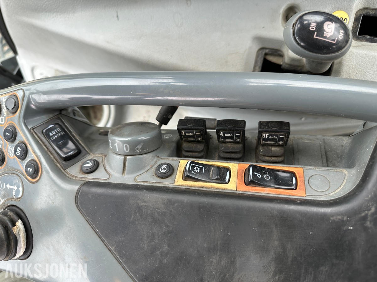 2012 Valtra T213 TRAKTOR – 2012 – 212 HK – VERSU – POWERSHIFT