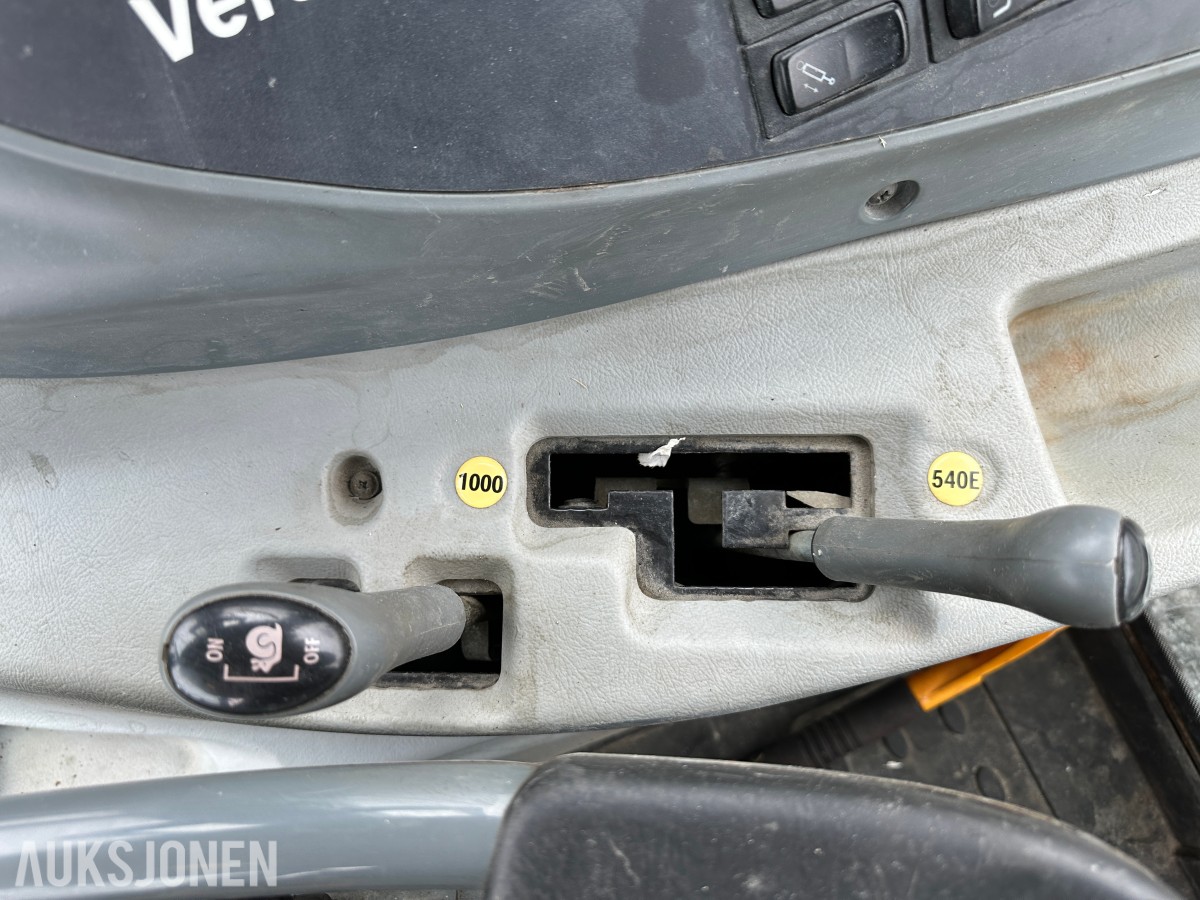 2012 Valtra T213 TRAKTOR – 2012 – 212 HK – VERSU – POWERSHIFT