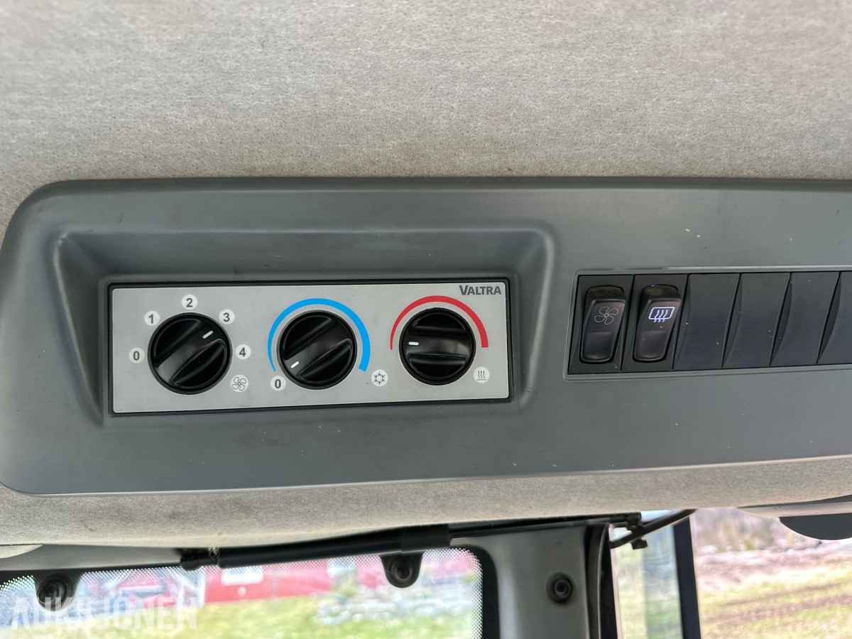 2012 Valtra T213 TRAKTOR – 2012 – 212 HK – VERSU – POWERSHIFT