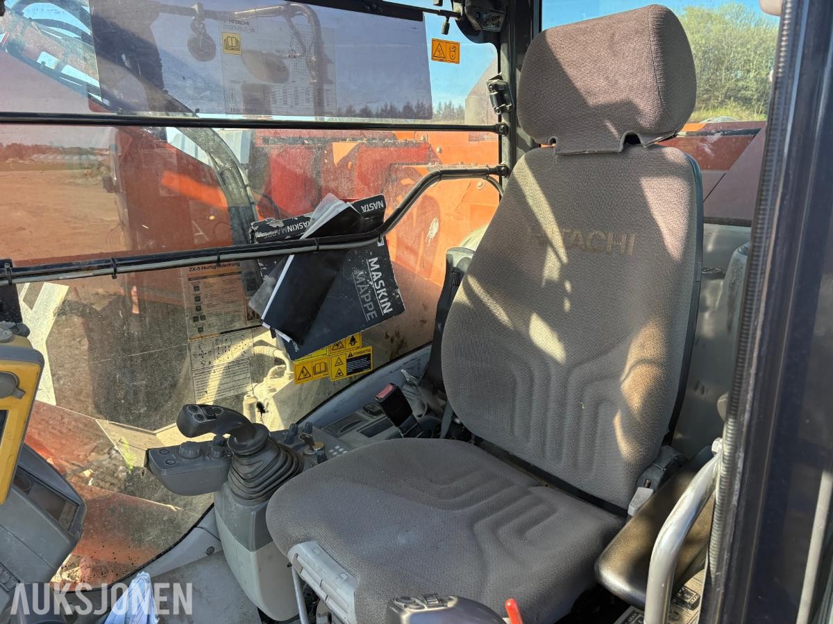 2014 Hitachi ZX225USRLC-5B gravemaskin pusseskuff og Engcon tiltrotator
