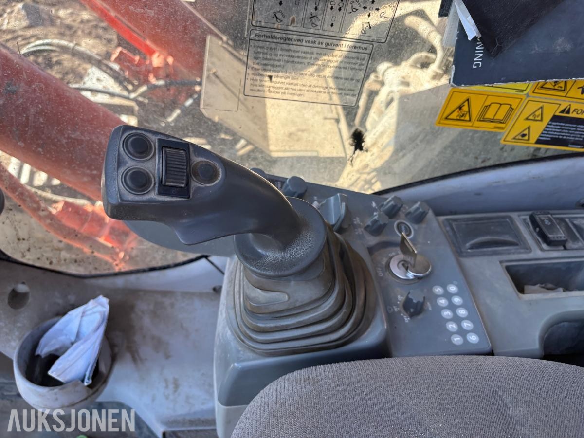 2014 Hitachi ZX225USRLC-5B gravemaskin pusseskuff og Engcon tiltrotator