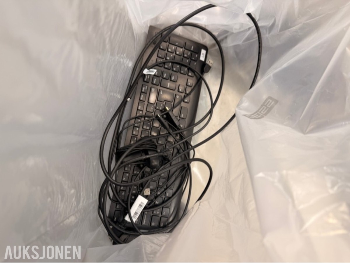 Parti med dataskjermer, dokkingstasjoner og datatilbehør