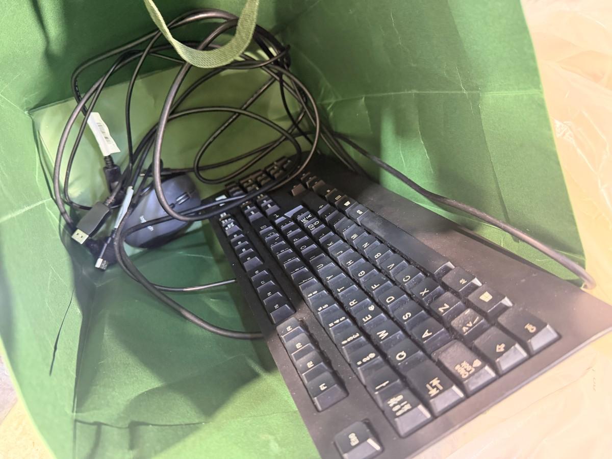 Parti med dataskjermer, dokkingstasjoner og datatilbehør